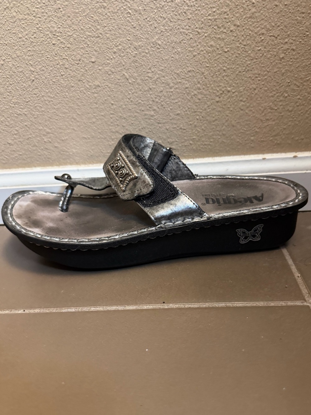 ALEGRIA Gray Carina Pewter Leather Comfort Thong Sandal Size 39 US 9 Silver - Picture 15 of 15